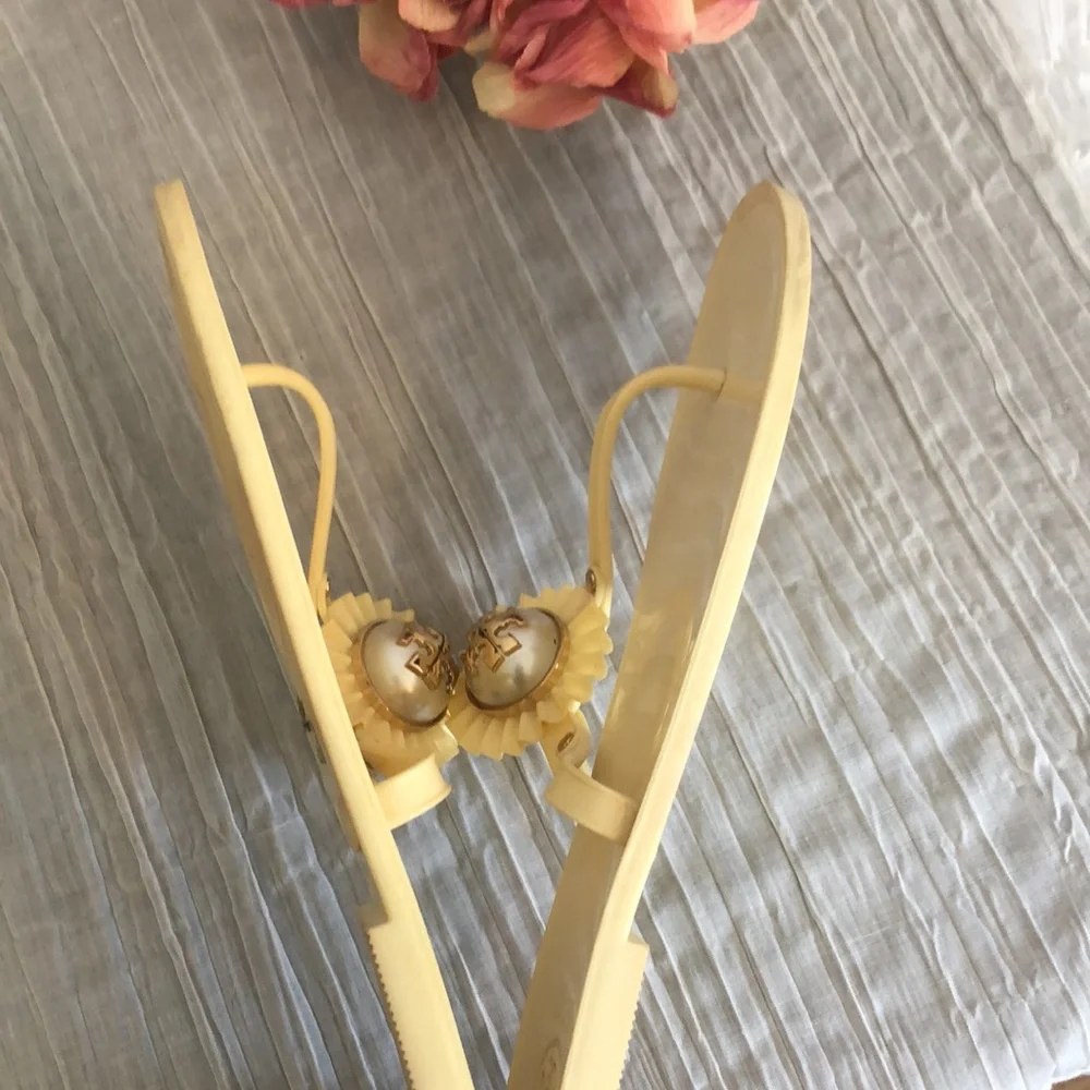 TORY BURCH Melody Pearl large MILER pearlesque size 9 pale yellow rubber sandals